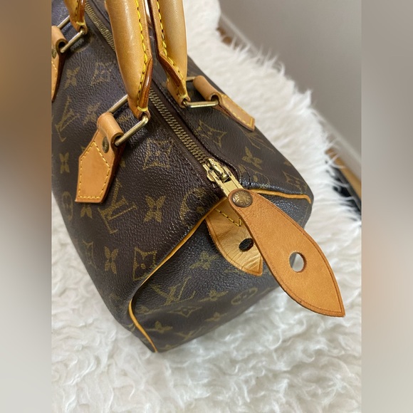 Louis Vuitton
Monogram Canvas Speedy 25 Bag - Picture 9 of 17